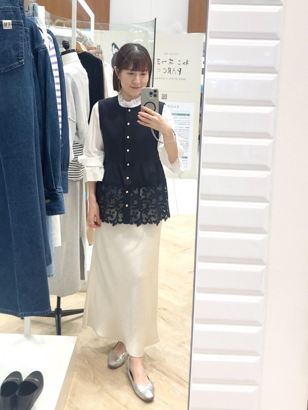 ホワイト系のスカート、ブルー系のベスト、ホワイト系のシャツ/ブラウスを着用したレディースの春コーディネートの5枚目の写真