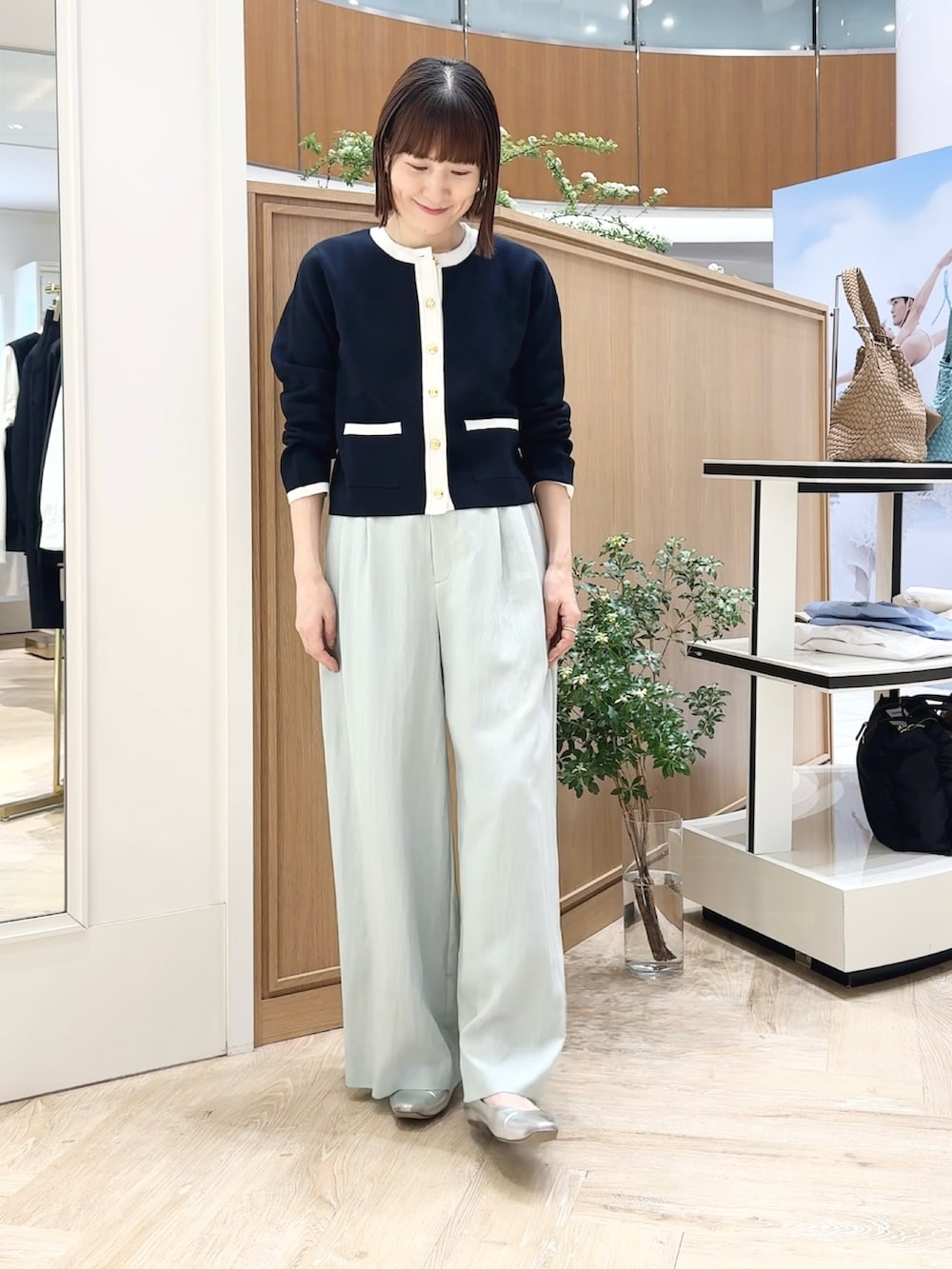 ブルー系のカーディガン/ボレロ、ホワイト系のキャミソール、グリーン系のその他パンツを着用したレディースの春コーディネートの2枚目の写真