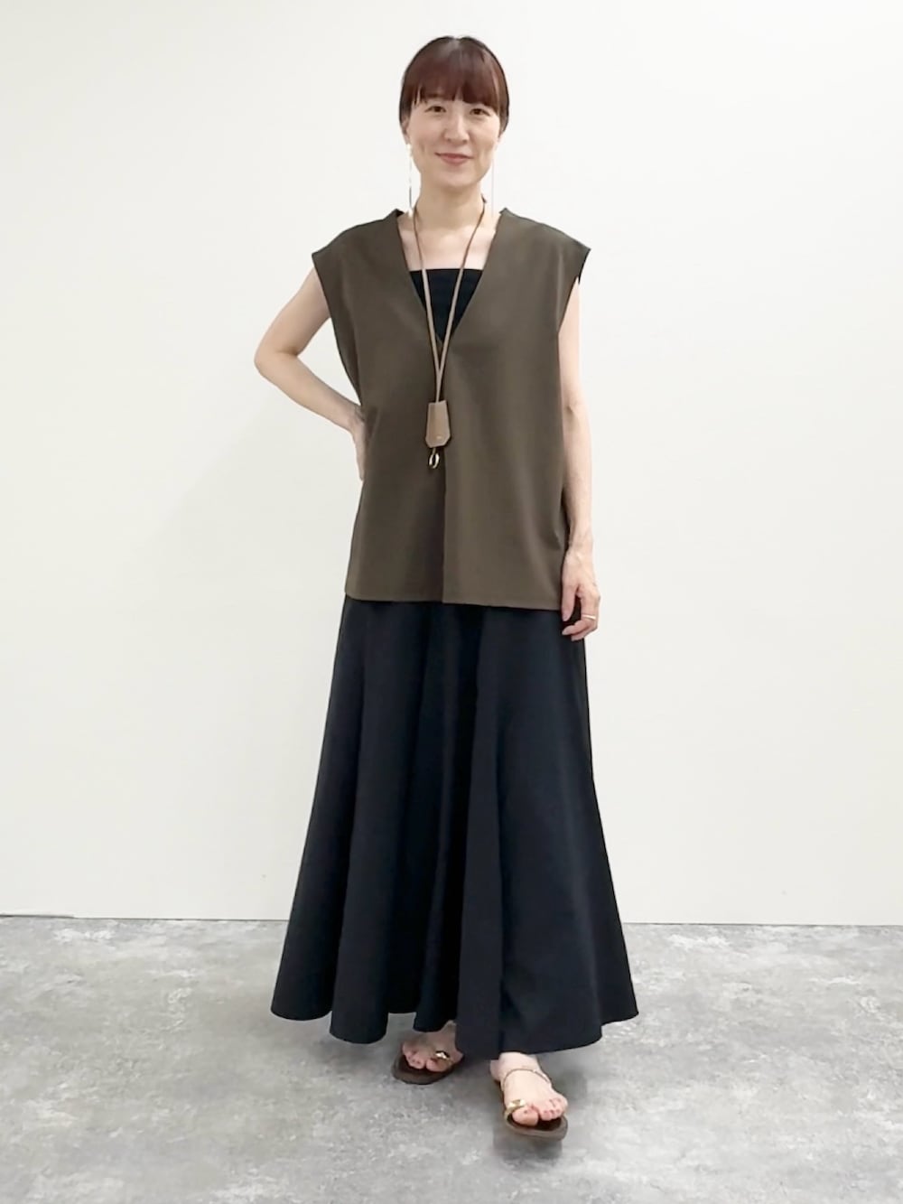 「レイヤードスタイル、雨の日コーデ、ロングスカート、夏コーデ、マーメイドスカート、大人かわいい、ベスト、40代ファッション、UVカット、楽チンコーデ、シンプル、ゆるコーデ」｜「grace grace の【grace grace/グラスグラス】【PR林☆別注アイテム】ビジューロングピアス（ピアス（両耳用）、ゴールド系）」を使った、yamaguchiさん（骨格ナチュラル・レディース・163cm）の夏コーディネートの5枚目の写真