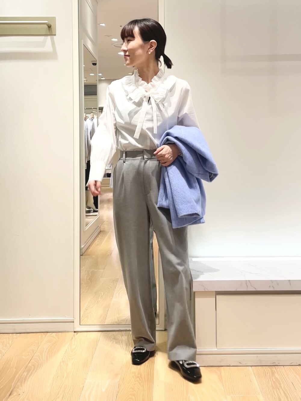 グレー系のその他パンツ、ブルー系のその他アウター、ホワイト系のシャツ/ブラウスを着用したレディースの秋コーディネートの2枚目の写真
