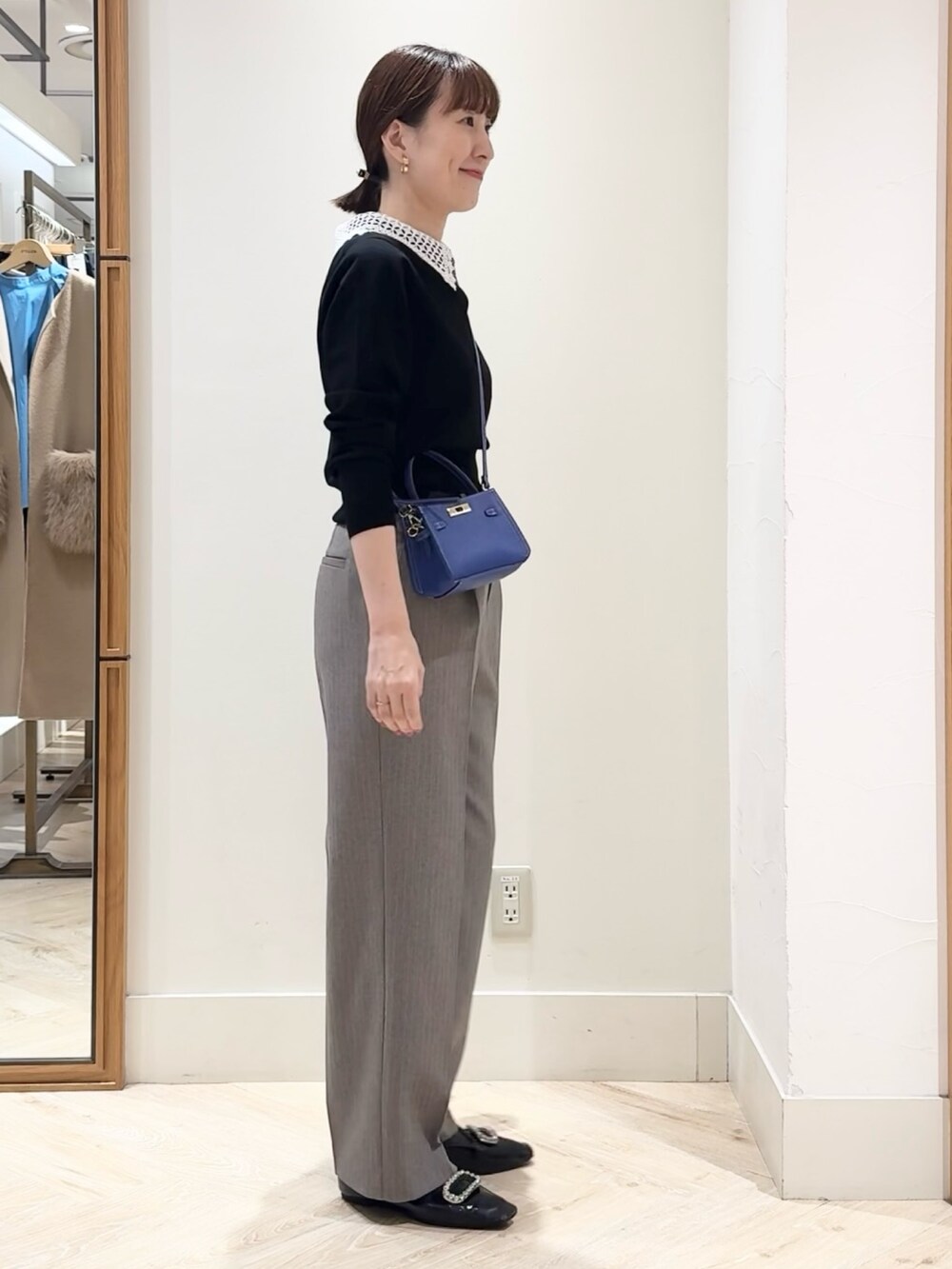 ブラウン系のその他パンツ、ブルー系のショルダーバッグ、ブラック系のニット/セーターを着用したレディースの秋コーディネートの5枚目の写真