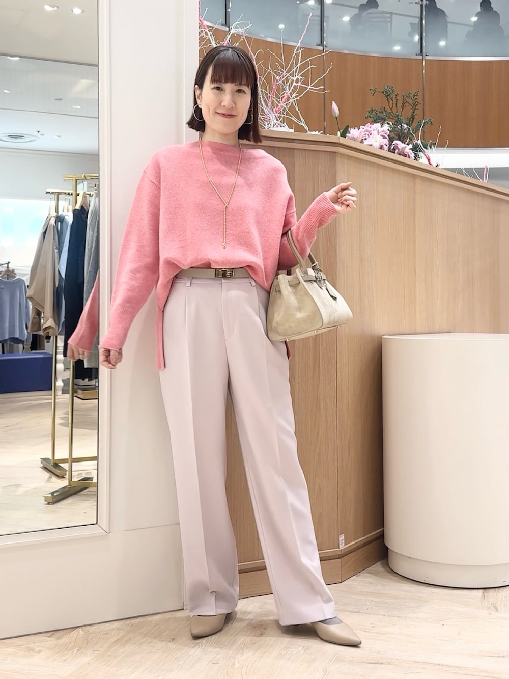 ピンク系のニット/セーター、ピンク系のその他パンツ、ベージュ系のトートバッグを着用したレディースの冬コーディネートの10枚目の写真
