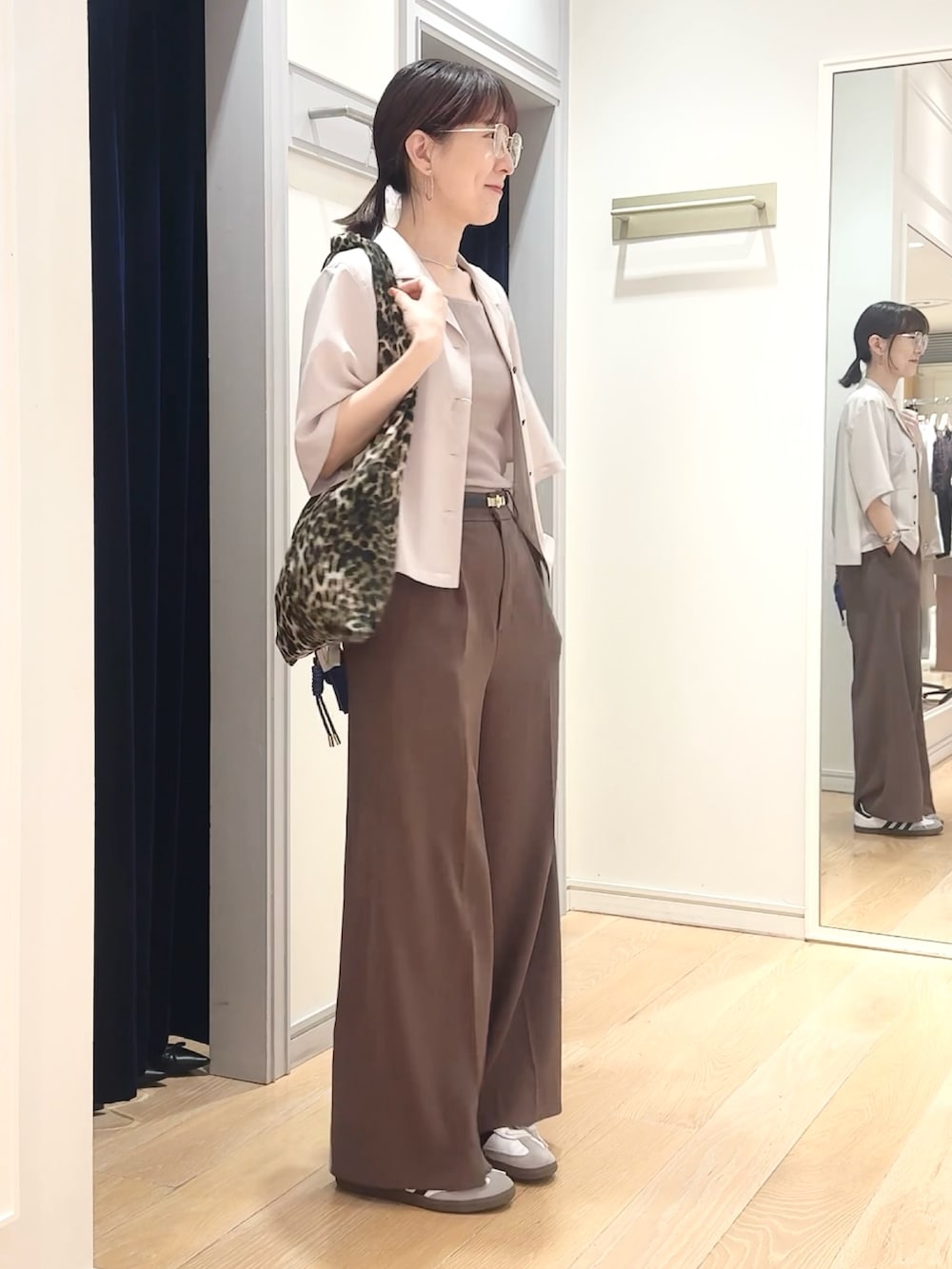 ブラウン系のその他パンツ、ベージュ系のシャツ/ブラウス、その他のエコバッグ/サブバッグを着用したレディースの夏コーディネートの3枚目の写真