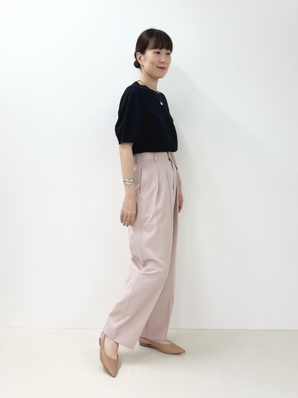 ブラック系のTシャツ/カットソー、ピンク系のその他パンツ、ホワイト系のタンクトップを着用したレディースの夏コーディネートの6枚目の写真