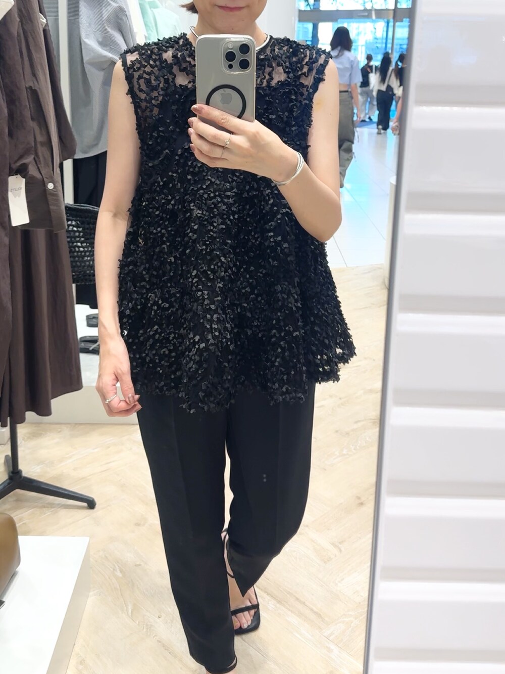 ブラック系のその他パンツ、ブラック系のシャツ/ブラウス、ブラウン系のバレッタ/ヘアクリップを着用したレディースの夏コーディネートの4枚目の写真