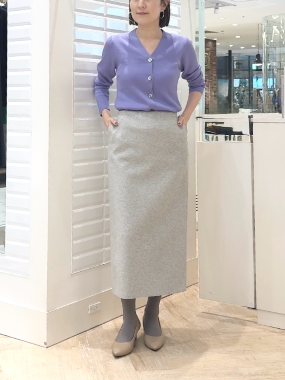 グレー系のスカート、パープル系のカーディガン/ボレロを着用したレディースの秋コーディネートの9枚目の写真