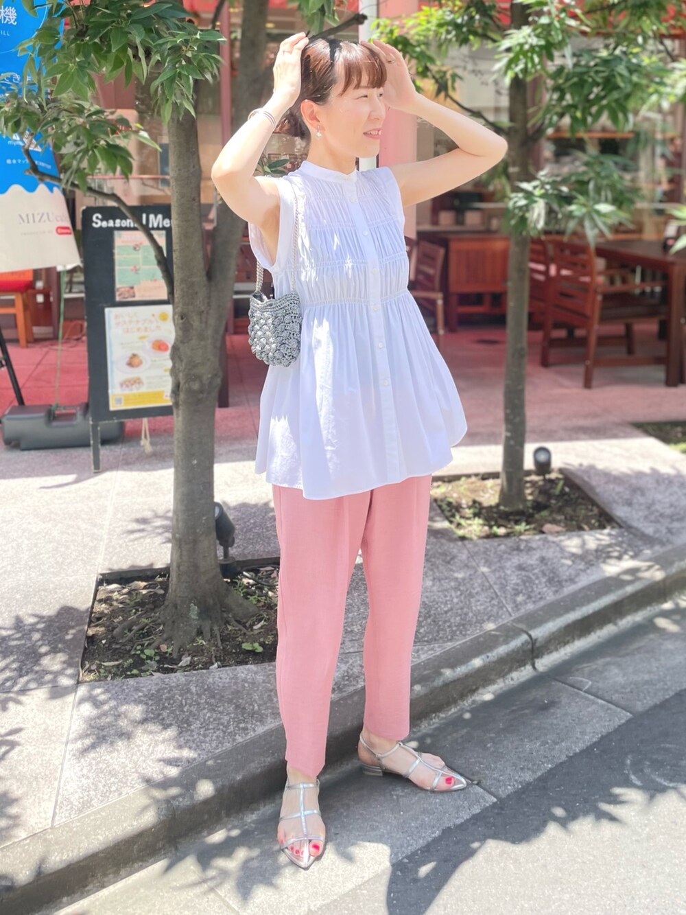 シルバー系のサンダル、ホワイト系のシャツ/ブラウス、ピンク系のその他パンツを着用したレディースの夏コーディネートの5枚目の写真
