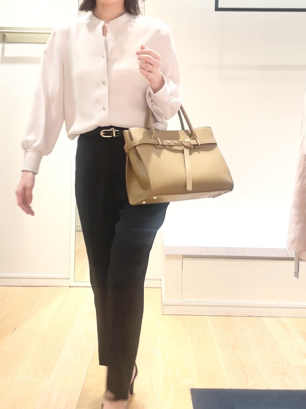 「パンツコーデ、パンツスタイル、シャツスタイル、とろみシャツ、バッグ、オフィスカジュアル、オフィススタイル、オフィスコーデ、ベーシック/シンプル、ベルト、大人カジュアル、大人女子、シンプル」｜「NOLLEY’S Sophiのリバーシブルベルト（ベルト、ブラック系）」を使った、yamaguchiさん（レディース・163cm）の春コーディネートの4枚目の写真