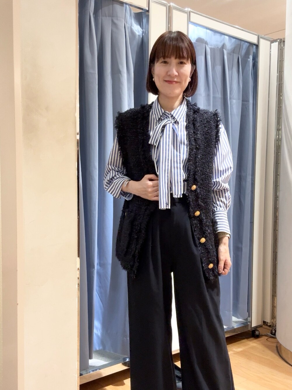 ブルー系のシャツ/ブラウス、ブルー系のベストを着用したレディースの秋コーディネートの2枚目の写真