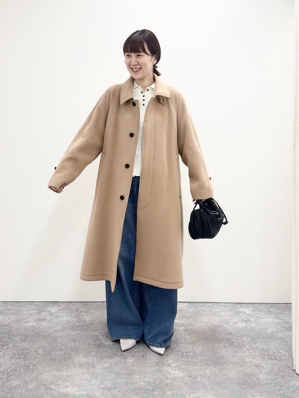 ブルー系のデニムパンツ、ホワイト系のカーディガン/ボレロ、イエロー系のトレンチコートを着用したレディースの夏コーディネートの7枚目の写真