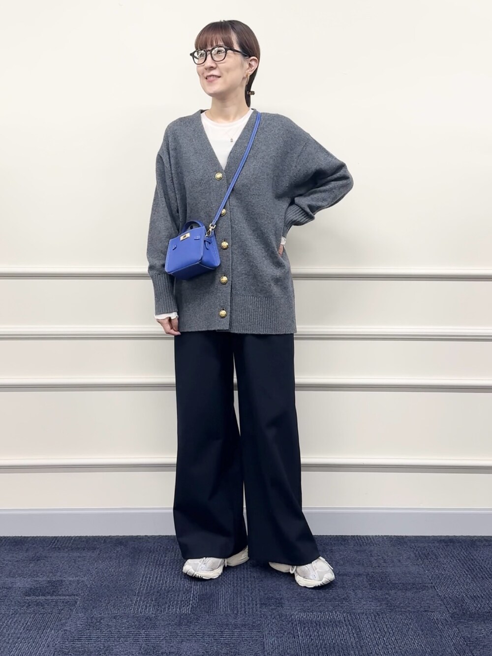 ブルー系のその他パンツ、ホワイト系のTシャツ/カットソー、グレー系のカーディガン/ボレロを着用したレディースの秋コーディネートの8枚目の写真