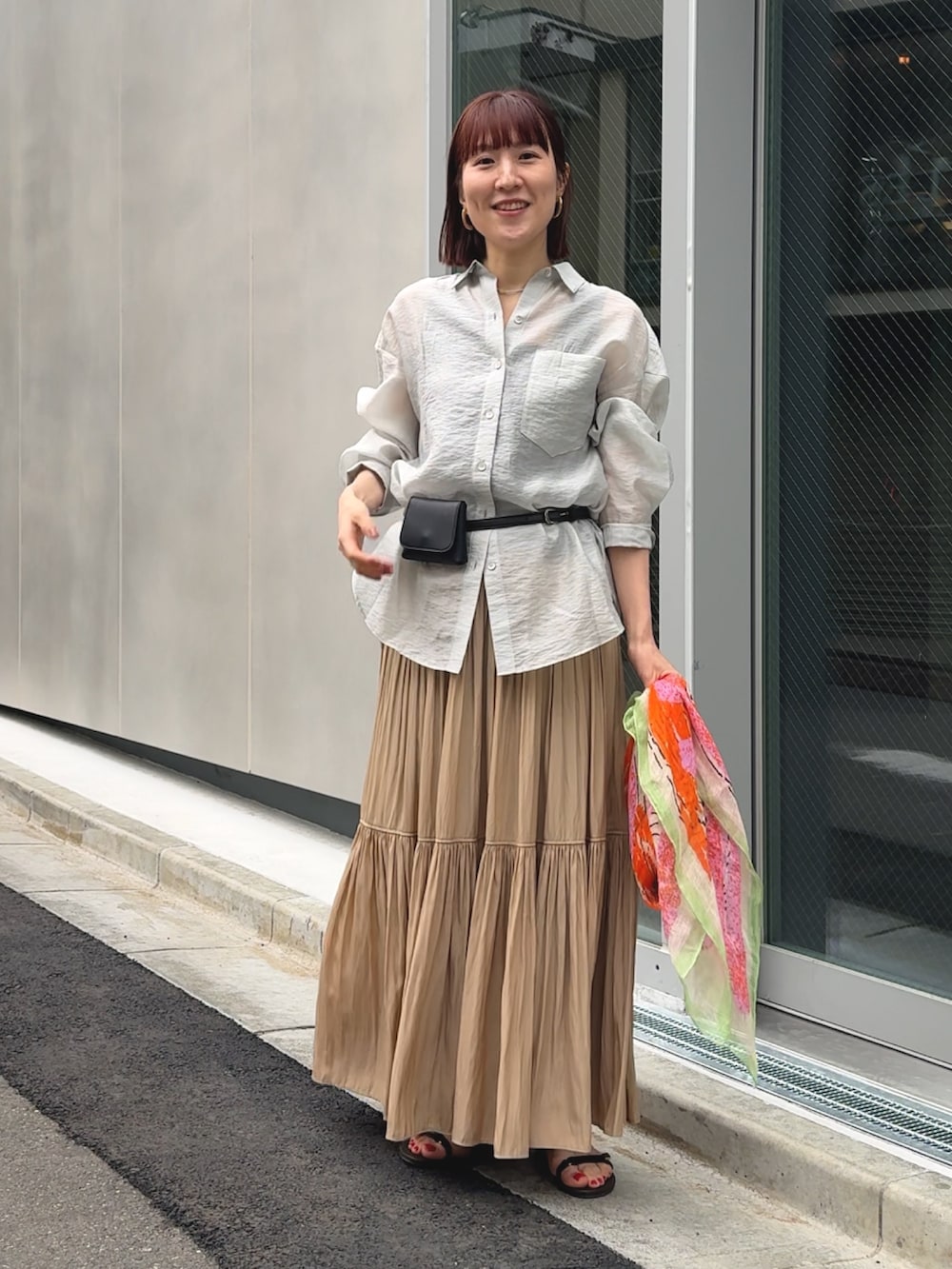 グレー系のシャツ/ブラウス、ブラウン系のタンクトップ、ブラウン系のサンダルを着用したレディースの春コーディネートの3枚目の写真