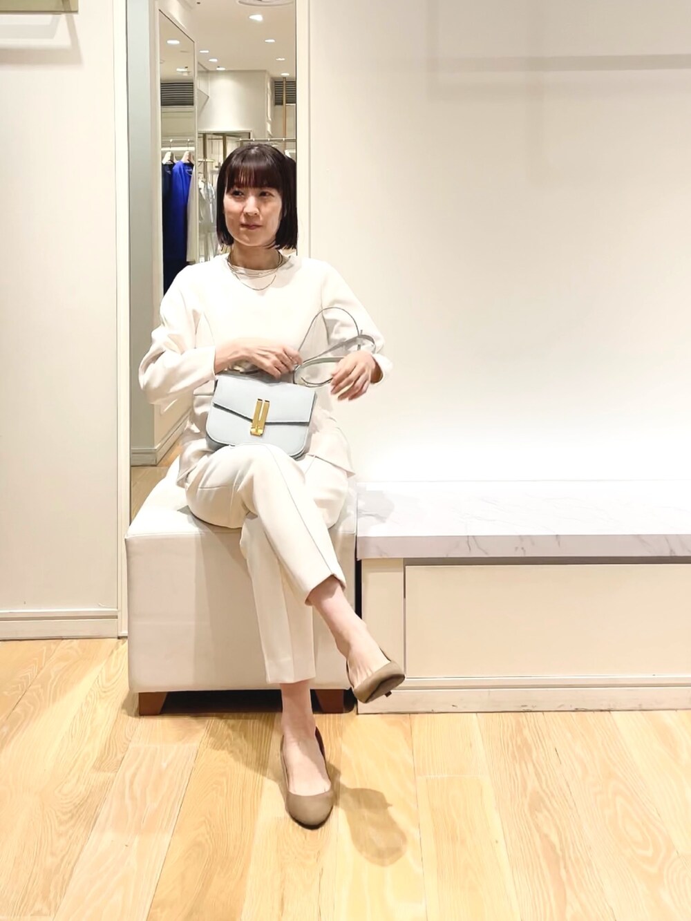 ホワイト系のその他パンツ、ホワイト系のTシャツ/カットソー、ブラック系のショルダーバッグを着用したレディースの冬コーディネートの6枚目の写真