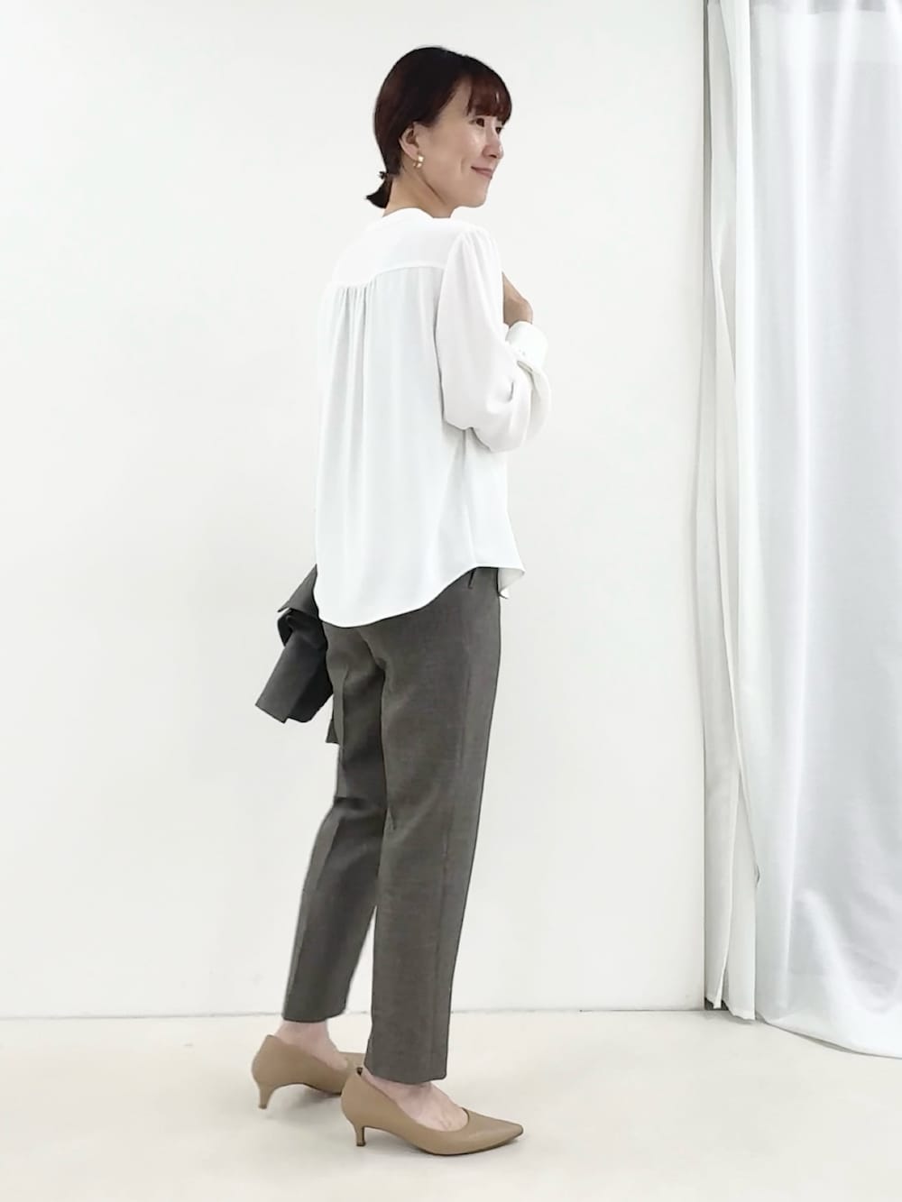 ベージュ系のノーカラージャケット、ホワイト系のシャツ/ブラウス、ベージュ系のその他パンツを着用したレディースの秋コーディネートの3枚目の写真