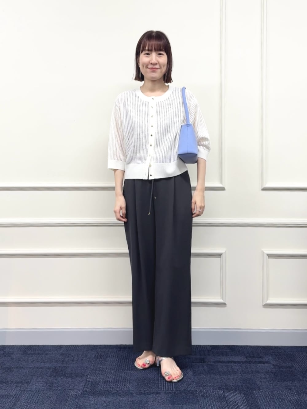 ホワイト系のカーディガン/ボレロ、パープル系のハンドバッグ、グレー系のその他パンツを着用したレディースの春コーディネートの7枚目の写真