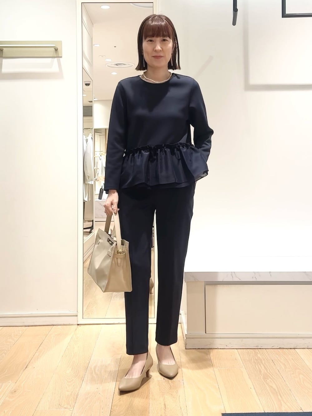 ベージュ系のトートバッグ、ブルー系のその他パンツ、ブルー系のTシャツ/カットソーを着用したレディースの春コーディネートの7枚目の写真