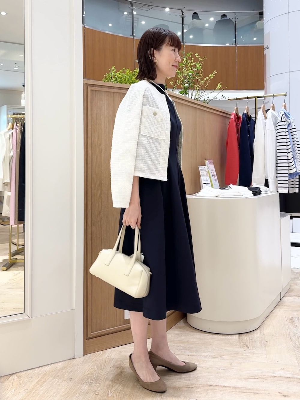 「ジャケット、ワンピース、ワンピーススタイル、お呼ばれスタイル、お呼ばれ、セレモニー、セレモニーコーデ、入学式コーデ、入学式、パールネックレス、パールアクセ、ボストンバッグ、バッグ、フレアワンピース、ネイビー」|「grace grace の【grace grace/グラスグラス】シェルパールオーバーショートネックレス(ネックレス、ホワイト系)」を使った、yamaguchiさん(レディース・163cm)の春コーディネートの3枚目の写真