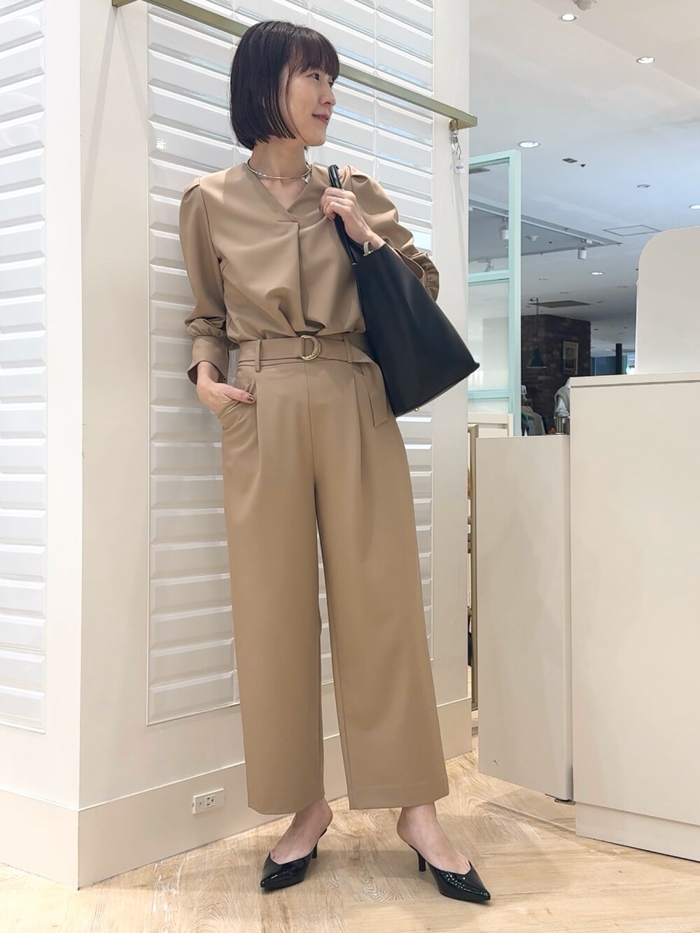 ブラック系のショルダーバッグ、ベージュ系のその他パンツ、ベージュ系のシャツ/ブラウスを着用したレディースの秋コーディネートの2枚目の写真