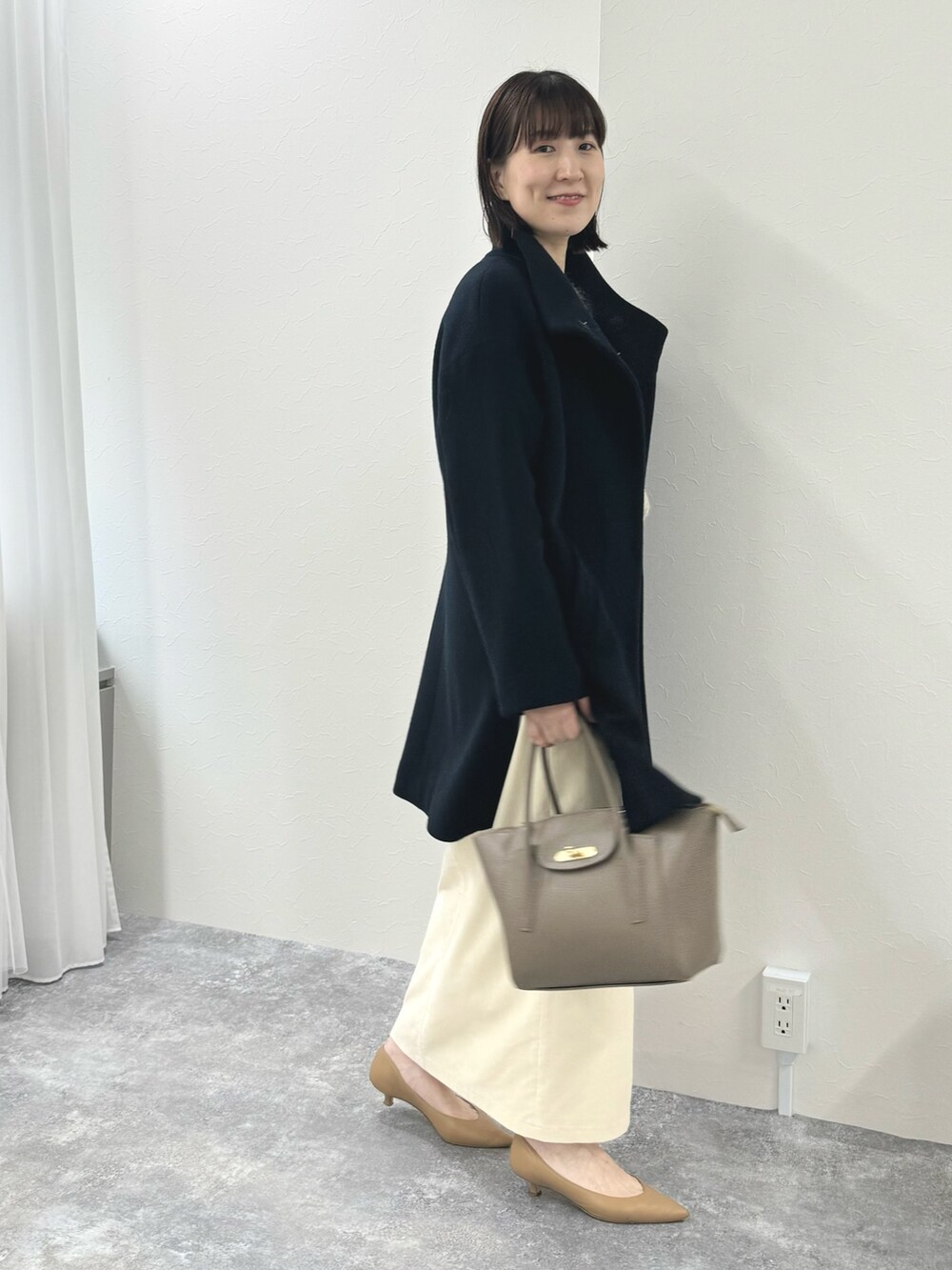 「きれいめカジュアル、スカートコーデ、スカート、タイトスカート、白スカート、アウター、アウターコーデ、スタンドカラーコート、コートスタイル、オフィスカジュアル、大人かわいい、オトナカジュアル」|「NOLLEY’S Sophiのウォッシャブルベルベットロングタイトスカート(スカート、ホワイト系)」を使った、yamaguchiさん(レディース・163cm)の秋コーディネートの5枚目の写真