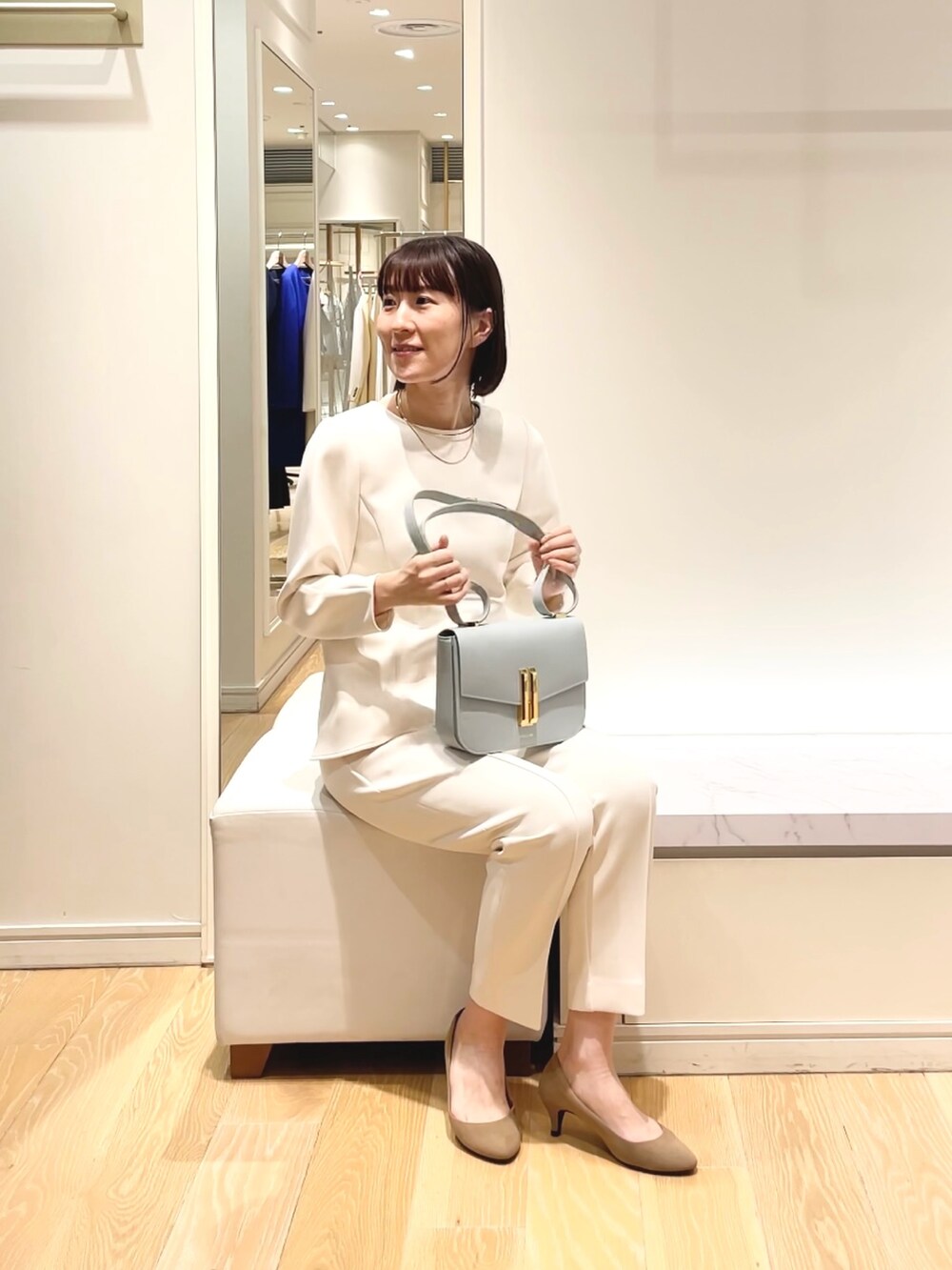 ホワイト系のその他パンツ、ホワイト系のTシャツ/カットソー、ブラック系のショルダーバッグを着用したレディースの冬コーディネートの7枚目の写真