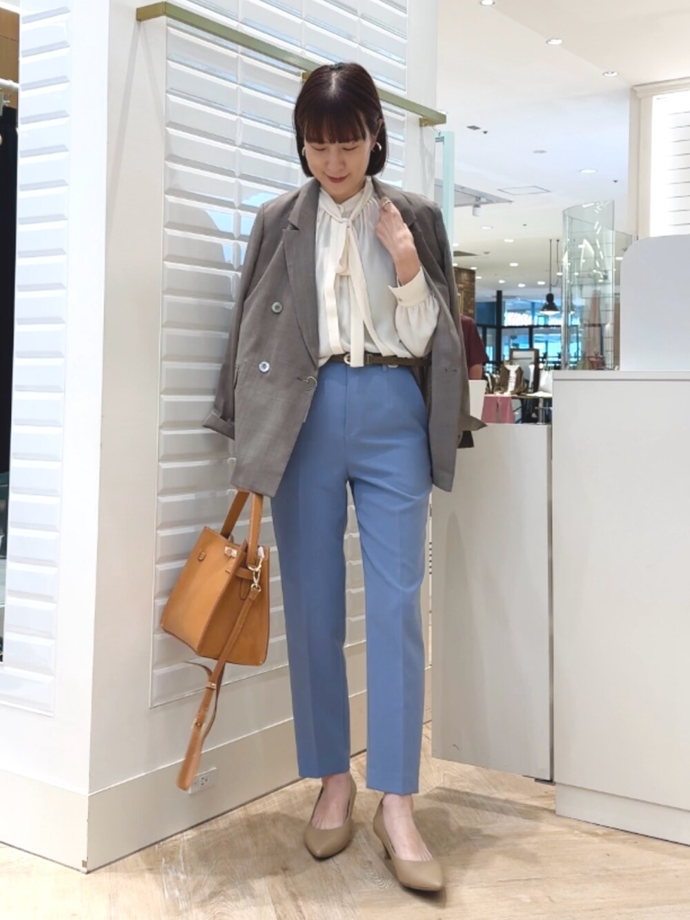 ブルー系のその他パンツ、イエロー系のショルダーバッグ、ブラウン系のテーラードジャケットを着用したレディースの秋コーディネートの9枚目の写真