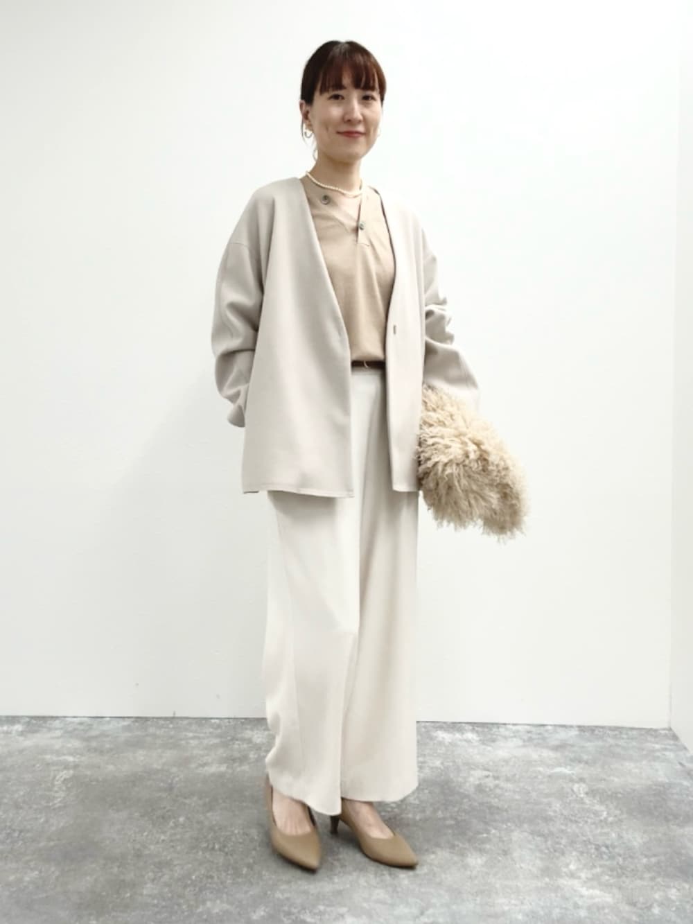 ホワイト系のその他パンツ、ベージュ系のショルダーバッグ、ベージュ系のカーディガン/ボレロを着用したレディースの秋コーディネートの2枚目の写真