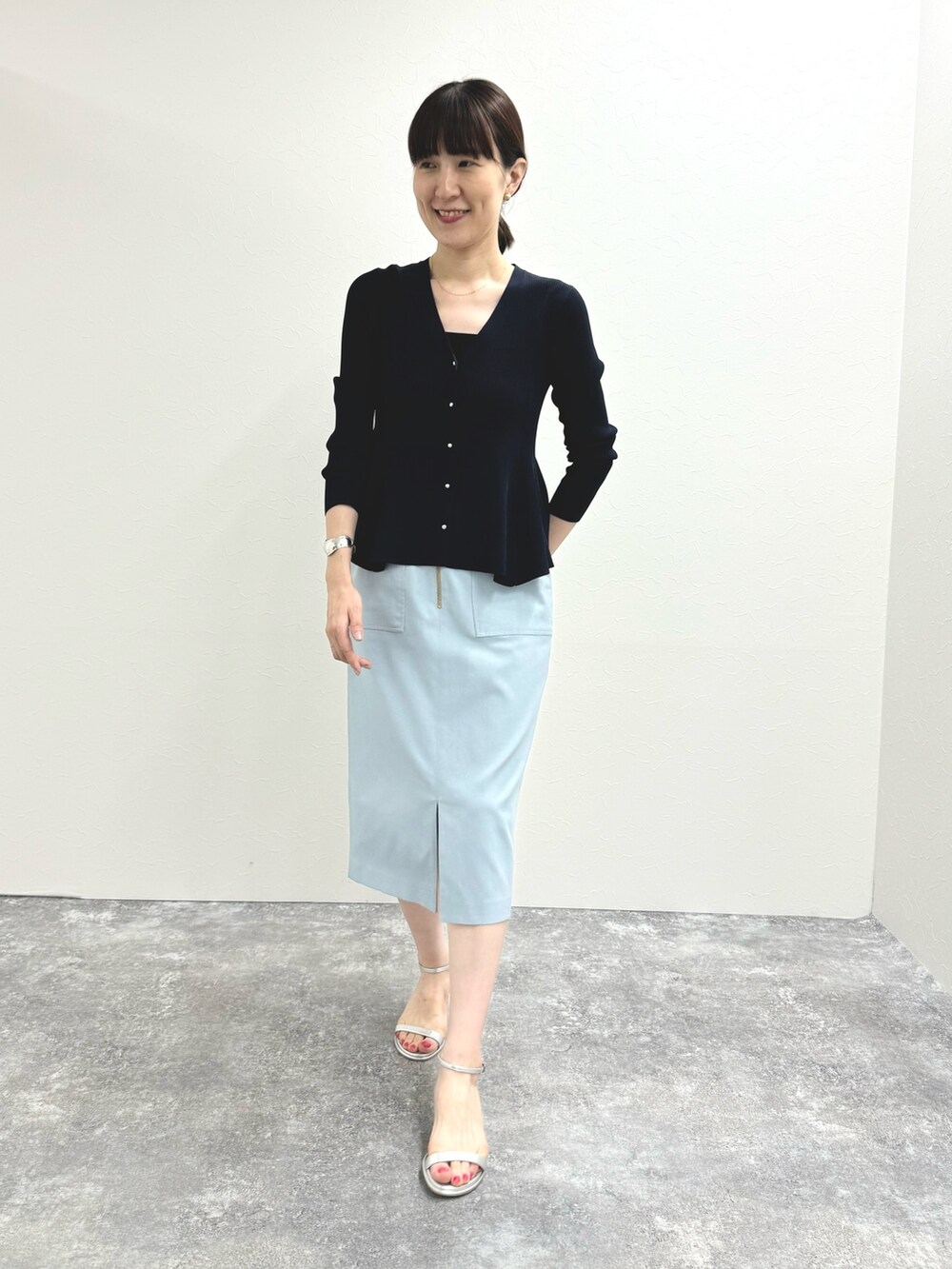 ブルー系のカーディガン/ボレロ、ブルー系のスカート、シルバー系のサンダルを着用したレディースの夏コーディネートの5枚目の写真