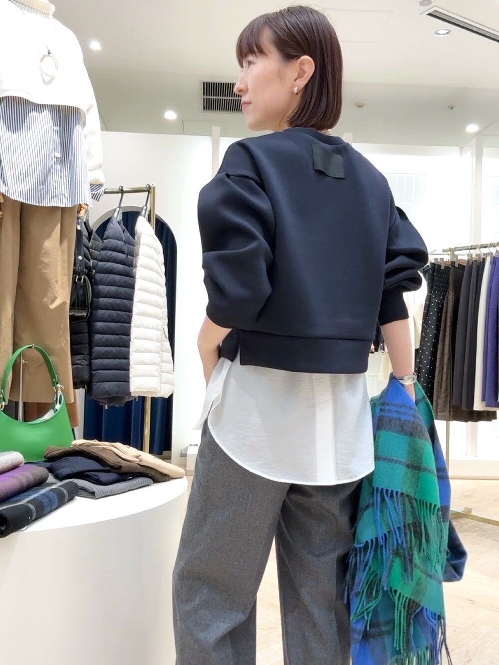 「チェック柄、チェックマフラー、チェックストール、スウェット、スウェットコーデ、パンツスタイル、ワイドパンツ、スニーカー、スニーカーコーデ、リラックス、シンプルコーデ、レイヤードスタイル、レイヤード、大人かわいい、今日のコーデ」｜「NOLLEY’Sのアシメカーブバッグ（ショルダーバッグ、ブラック系）」を使った、yamaguchiさん（レディース・163cm）の秋コーディネートの4枚目の写真