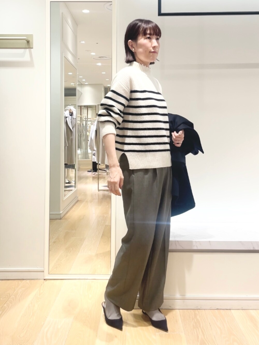 「コート、ボーダー、冬アウター、休日スタイル、ワイドパンツ、クリスマスに着たい服、マリンコーデ、お出かけコーデ、きれいめカジュアル、大人カジュアル、Aラインコート、大人コーデ、ニット、パール」｜「NOLLEY’S Sophiのウォッシャブルウール調合繊ベルト付きワイドパンツ（その他パンツ、グレー系）」を使った、yamaguchiさん（レディース・163cm）の冬コーディネートの9枚目の写真