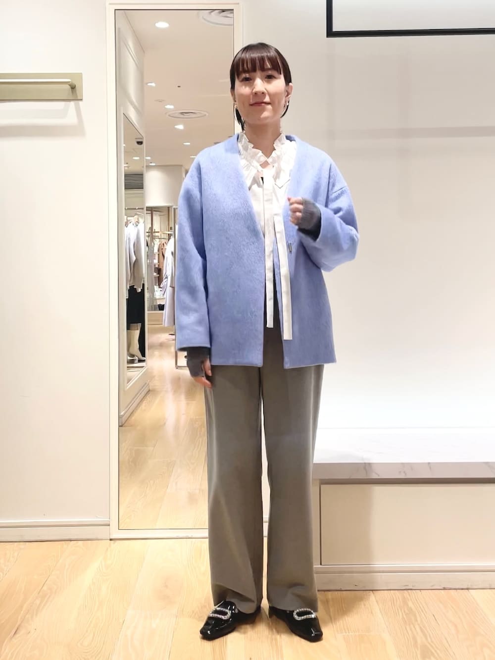 グレー系のその他パンツ、ブルー系のその他アウター、ホワイト系のシャツ/ブラウスを着用したレディースの秋コーディネートの7枚目の写真