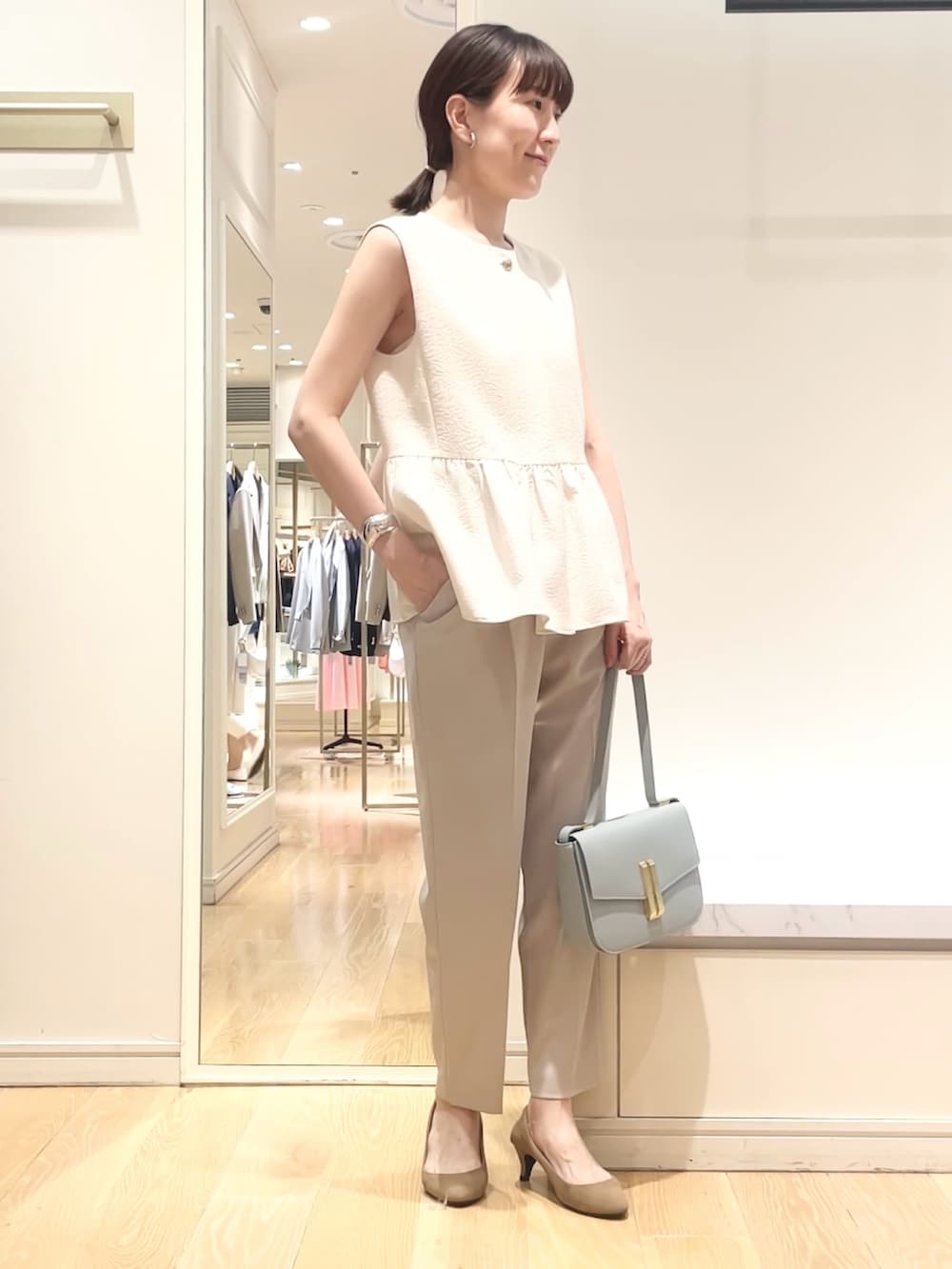 「ジレスタイル、ジレ、ぺプラムトップス、ペプラム、ワントーンコーデ、淡色コーデ、パンツスタイル、タックパンツ、お出かけコーデ、きれいめカジュアル」｜「NOLLEY’S Sophiのウォッシャブルツイルインゴムパンツ（その他パンツ、ベージュ系）」を使った、yamaguchiさん（レディース・163cm）の春コーディネートの7枚目の写真