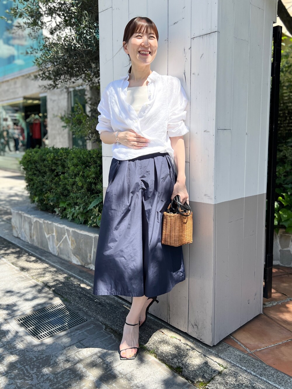 イエロー系のかごバッグ、ブルー系のその他パンツ、ホワイト系のシャツ/ブラウスを着用したレディースの夏コーディネートの5枚目の写真