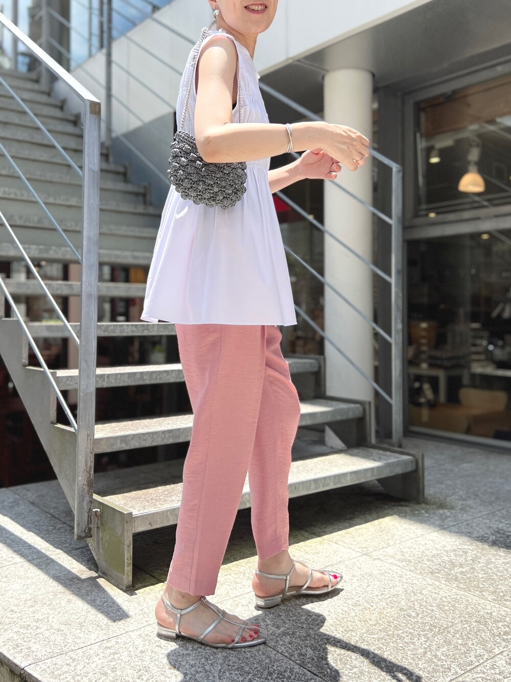 シルバー系のサンダル、ホワイト系のシャツ/ブラウス、ピンク系のその他パンツを着用したレディースの夏コーディネートの4枚目の写真