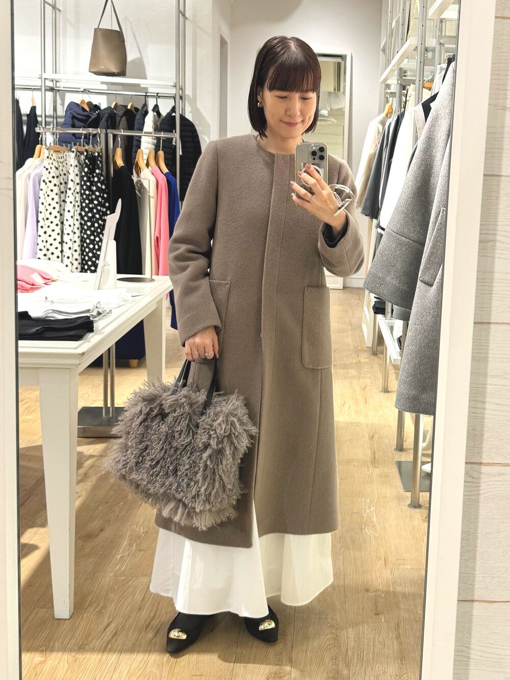 「コート、アウター、アウターコーデ、ノーカラーコート、ロングスカート、ロングコート、ブラウン、フェミニン、お出かけコーデ、秋冬コーデ、オトナカジュアル、大人女子、キレイめ」｜「Kassiopeaの【kassiopea /カシオペア】エコファートート made in Italy（ショルダーバッグ、ベージュ系）」を使った、yamaguchiさん（レディース・163cm）の秋コーディネートの6枚目の写真