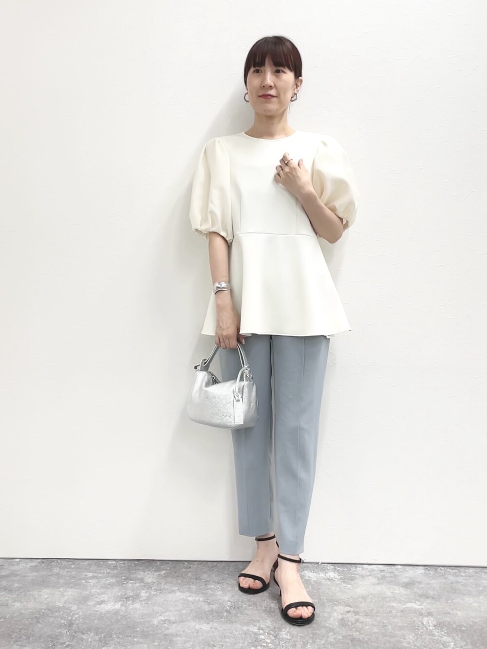 「パンツスタイル、パンツコーデ、ストラップサンダル、シルバー、ぺプラムトップス、トップス、袖ボリューム、デザイントップス、春ファッション、華やか、お出かけコーデ、オトナ女子、シンプルコーデ、淡色コーデ、きれいめカジュアル」｜「NOLLEY’Sのストラップサンダル（サンダル、ブラック系）」を使った、yamaguchiさん（レディース・163cm）の春コーディネートの10枚目の写真