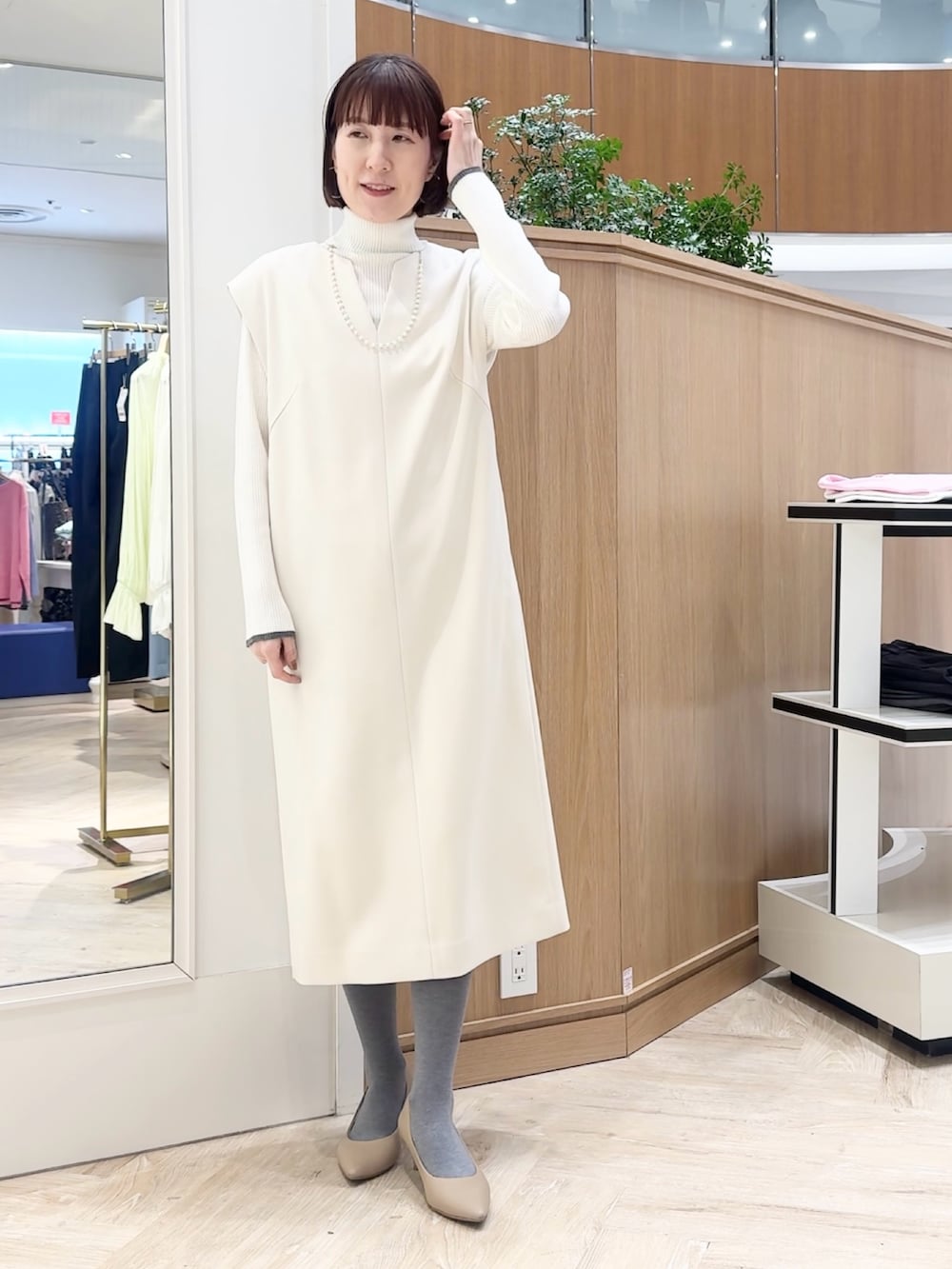 ホワイト系のその他トップス、ホワイト系のワンピース、ホワイト系のネックレスを着用したレディースの冬コーディネートの2枚目の写真