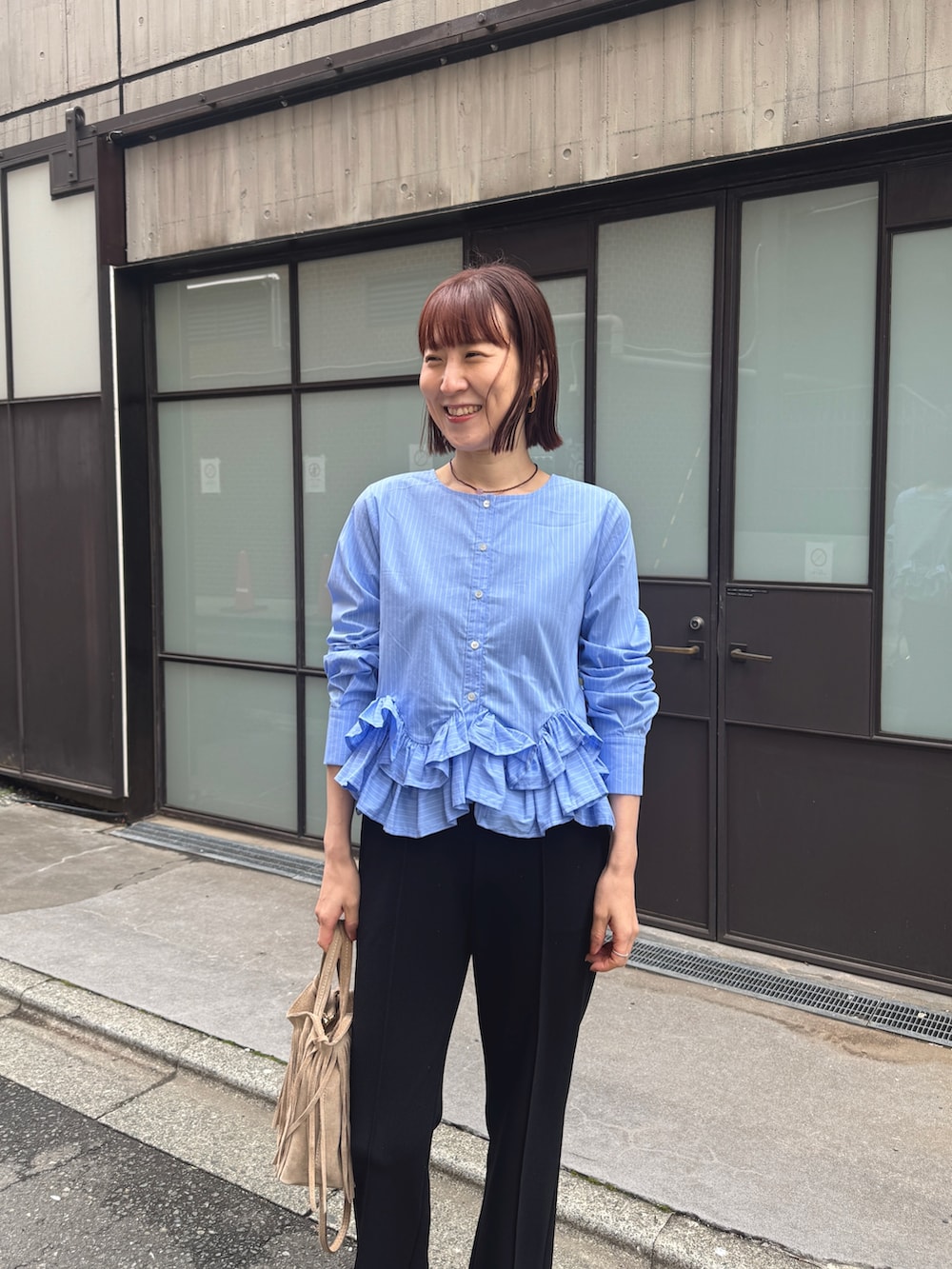 ブルー系のシャツ/ブラウス、ブラック系のその他パンツ、ベージュ系のショルダーバッグを着用したレディースの春コーディネートの5枚目の写真