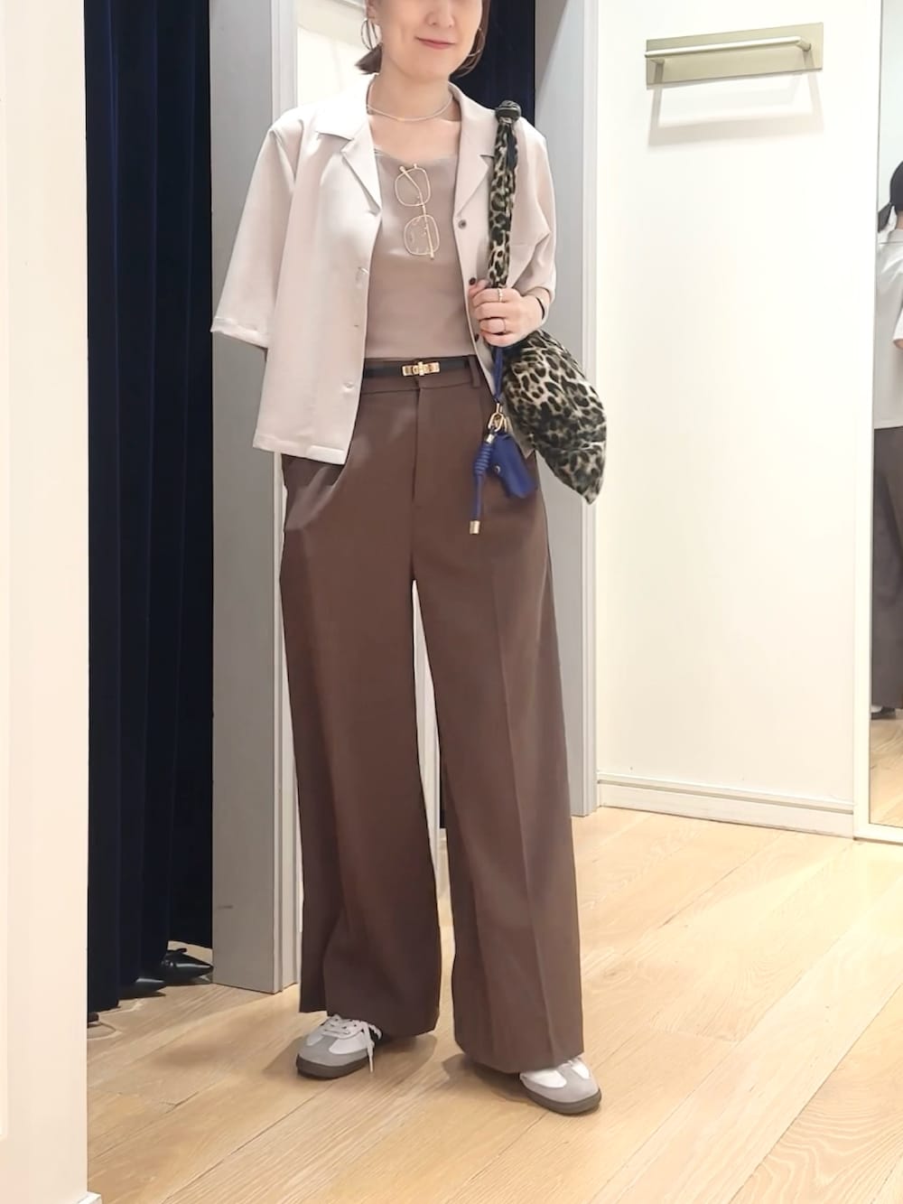 ブラウン系のその他パンツ、ベージュ系のシャツ/ブラウス、その他のエコバッグ/サブバッグを着用したレディースの夏コーディネートの6枚目の写真