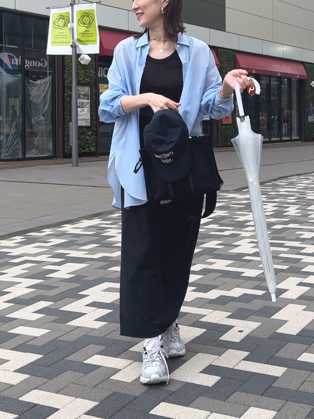 「青シャツ、青シャツコーデ、シャツ、シャツスタイル、シャツコーデ、シャツ好き集まれ、シャツ/ブラウス、雨の日コーデ、トートバッグ」｜「NOLLEY’Sの◇【WEB限定】MY STANDARD シアーシャツ（シャツ/ブラウス、ブルー系）」を使った、yamaguchiさん（骨格ナチュラル・レディース・163cm）の夏コーディネートの4枚目の写真