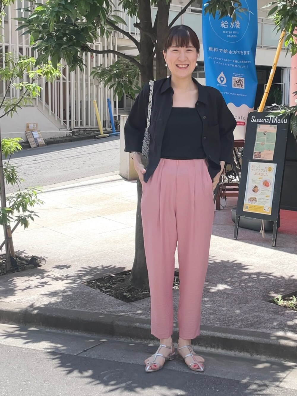 シルバー系のサンダル、ブラック系のシャツ/ブラウス、ピンク系のその他パンツを着用したレディースの夏コーディネートの5枚目の写真