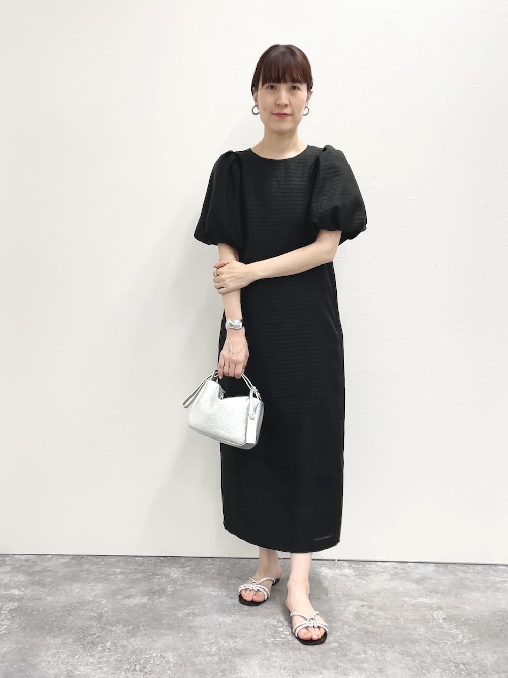 「ワントーンコーデ、ワンピース、ワンピーススタイル、ブラック、黒ワンピ、シルバー、パフスリーブ、袖ボリューム、袖コンシャス、大人カジュアル、シンプルコーデ、春夏コーデ」｜「LAURA DI MAGGIOの【LAURA DI MAGGIO/ ラウラディマッジョ】オープンハンドルショルダーバッグ（ショルダーバッグ、シルバー系）」を使った、yamaguchiさん（レディース・163cm）の春コーディネートの6枚目の写真