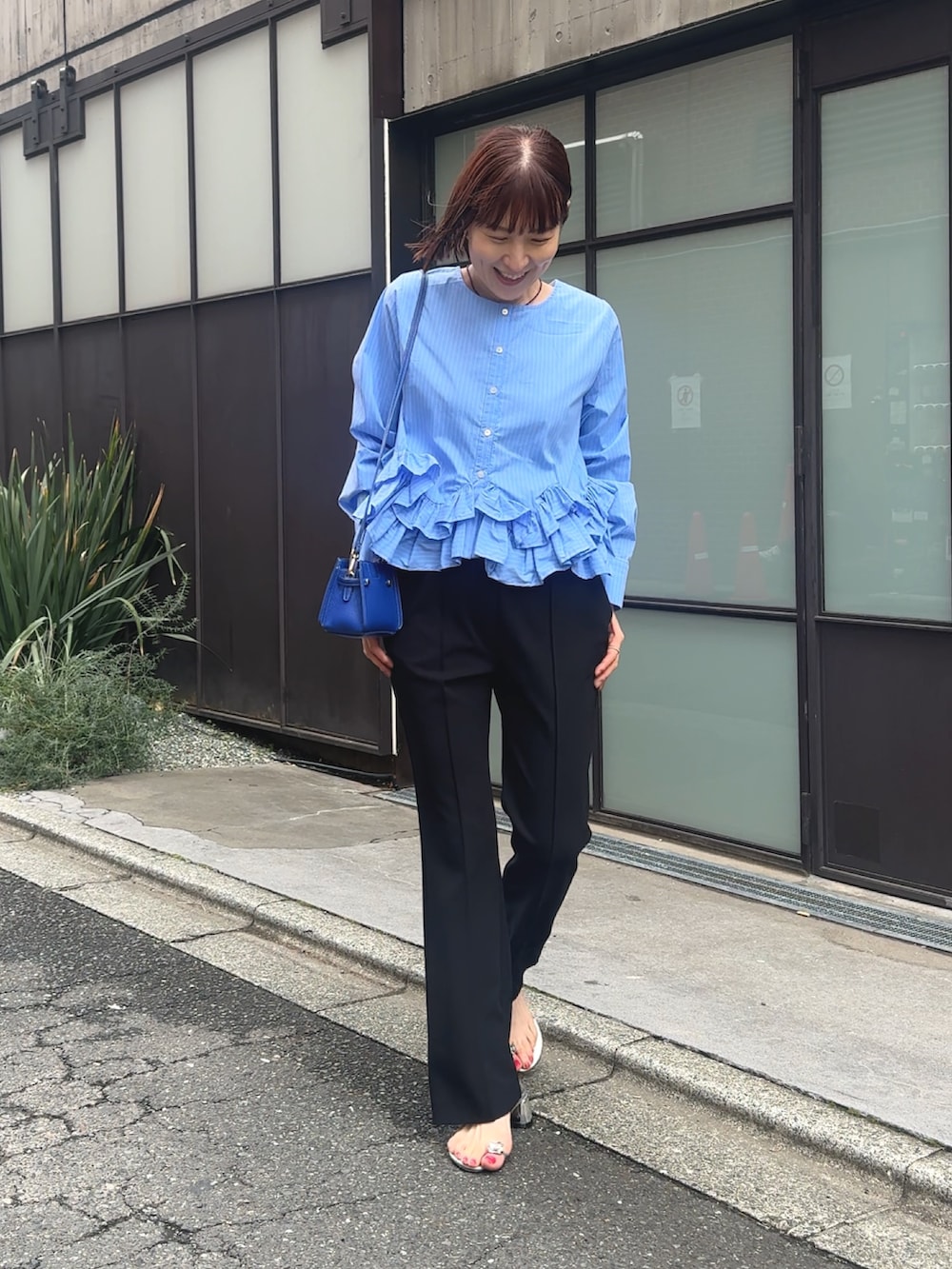 ブルー系のシャツ/ブラウス、ブラック系のその他パンツ、ベージュ系のショルダーバッグを着用したレディースの春コーディネートの8枚目の写真