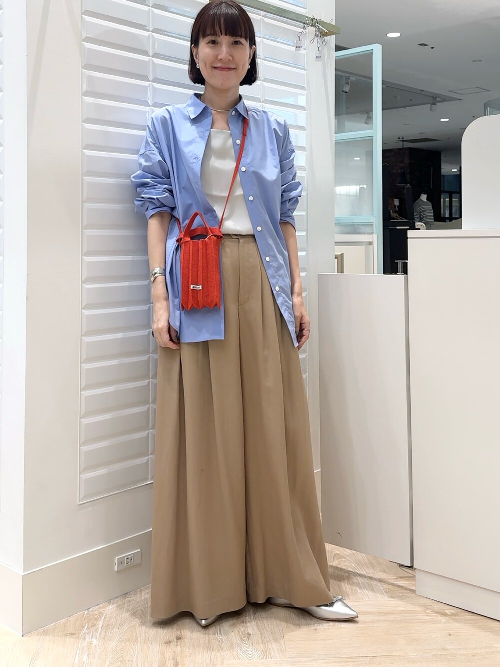 グレー系のタンクトップ、ブルー系のシャツ/ブラウス、イエロー系のその他パンツを着用したレディースの秋コーディネートの4枚目の写真