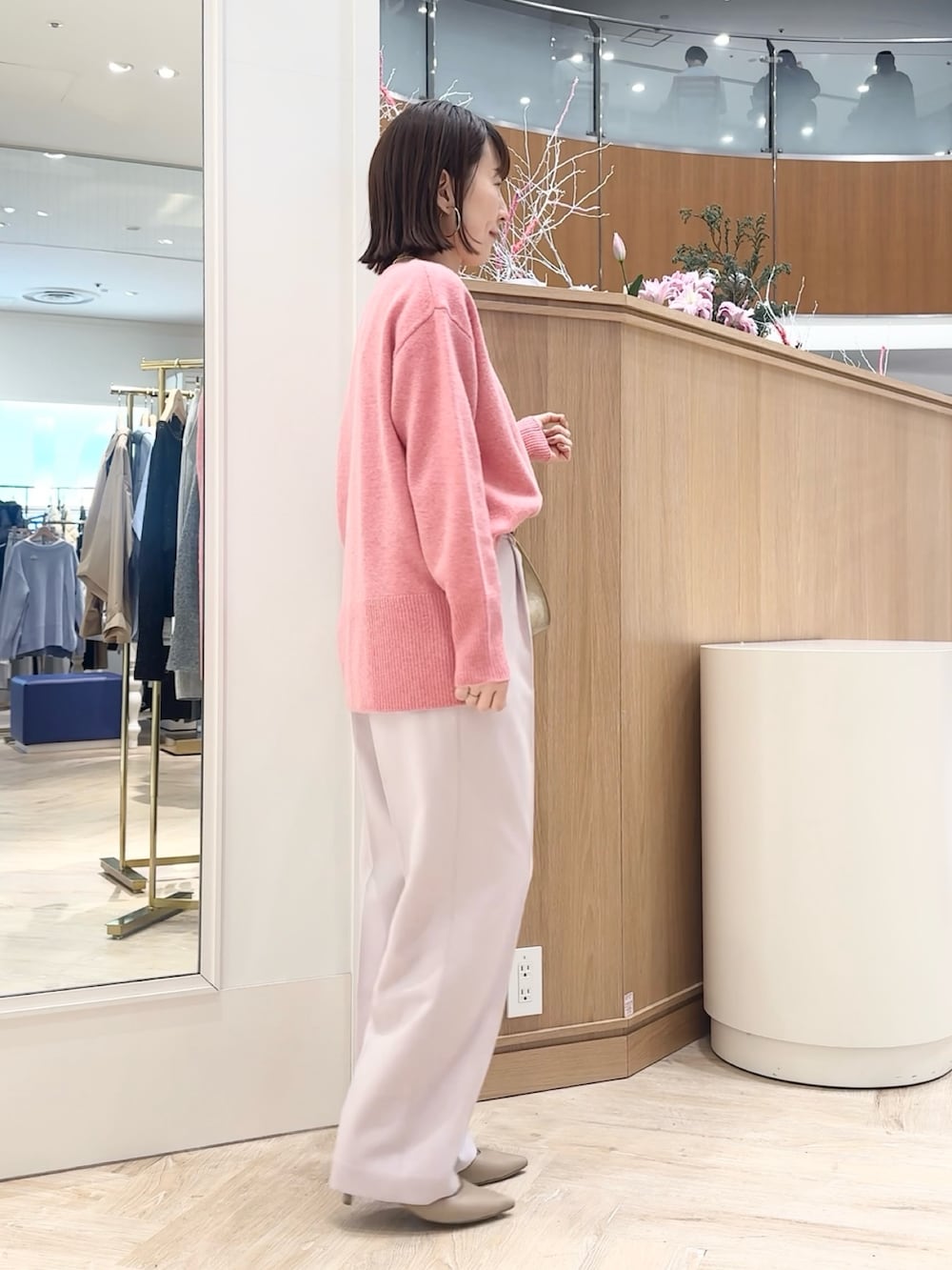 ピンク系のニット/セーター、ピンク系のその他パンツ、ベージュ系のトートバッグを着用したレディースの冬コーディネートの8枚目の写真