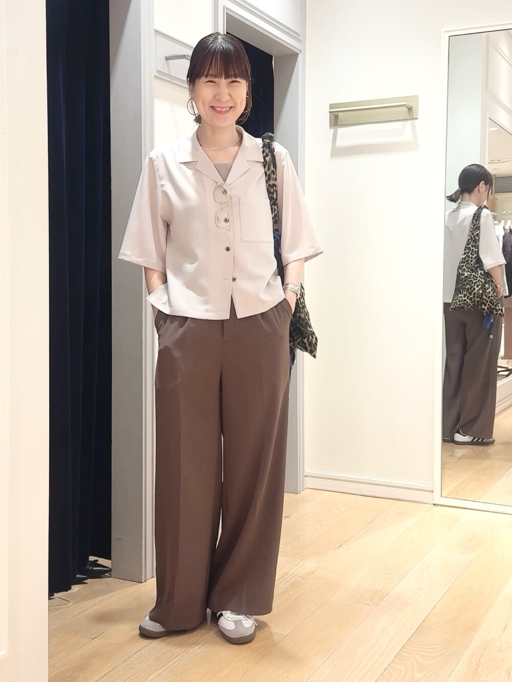 ブラウン系のその他パンツ、ベージュ系のシャツ/ブラウス、その他のエコバッグ/サブバッグを着用したレディースの夏コーディネートの4枚目の写真