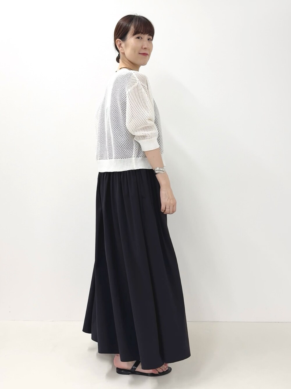 ブラック系のサンダル、ホワイト系のカーディガン/ボレロ、ブルー系のワンピースを着用したレディースの夏コーディネートの7枚目の写真