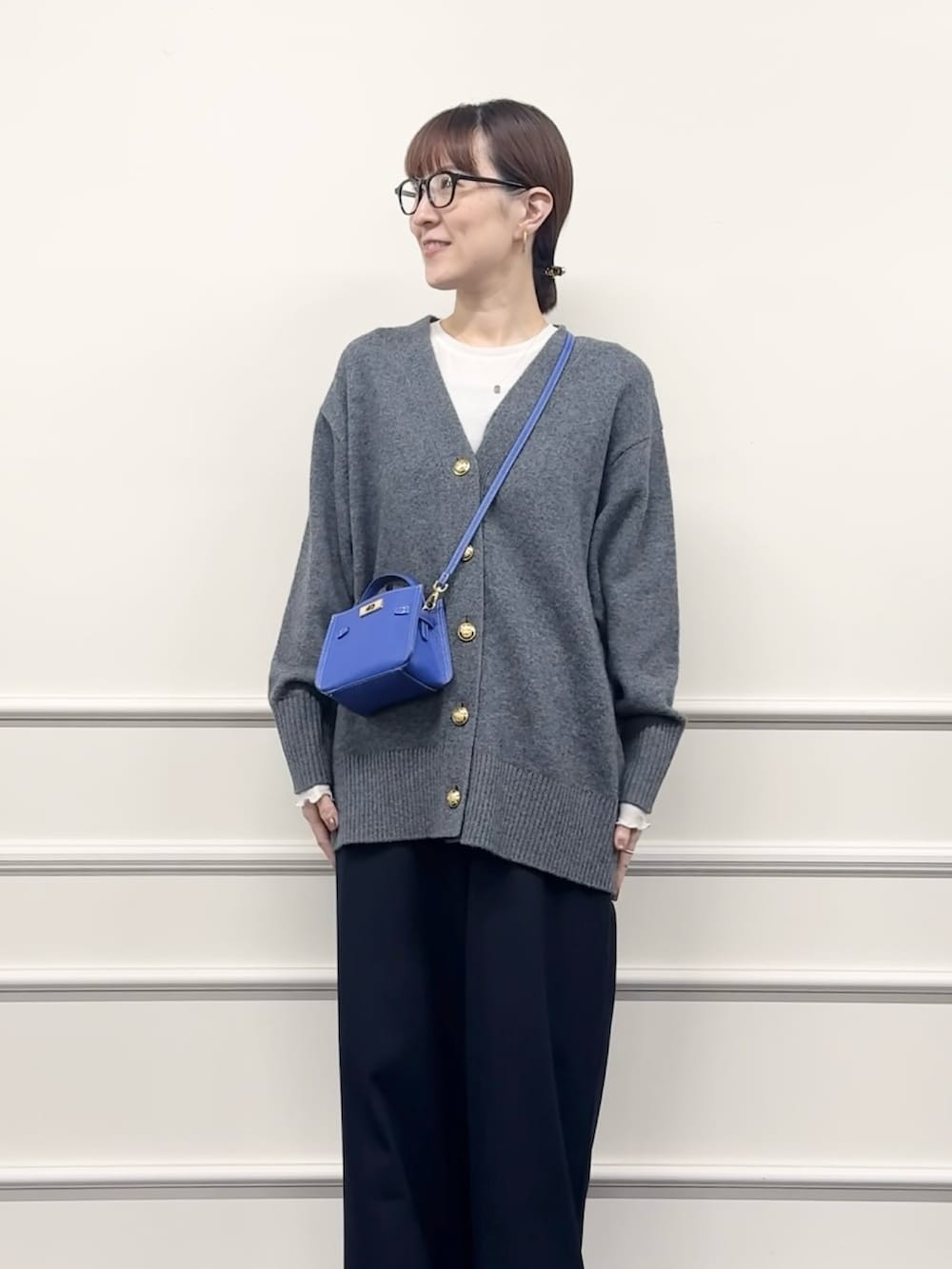 ブルー系のその他パンツ、ホワイト系のTシャツ/カットソー、グレー系のカーディガン/ボレロを着用したレディースの秋コーディネートの4枚目の写真