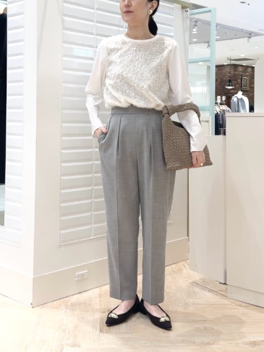 グレー系のその他パンツ、ホワイト系のシャツ/ブラウス、グレー系のショルダーバッグを着用したレディースの冬コーディネートの9枚目の写真