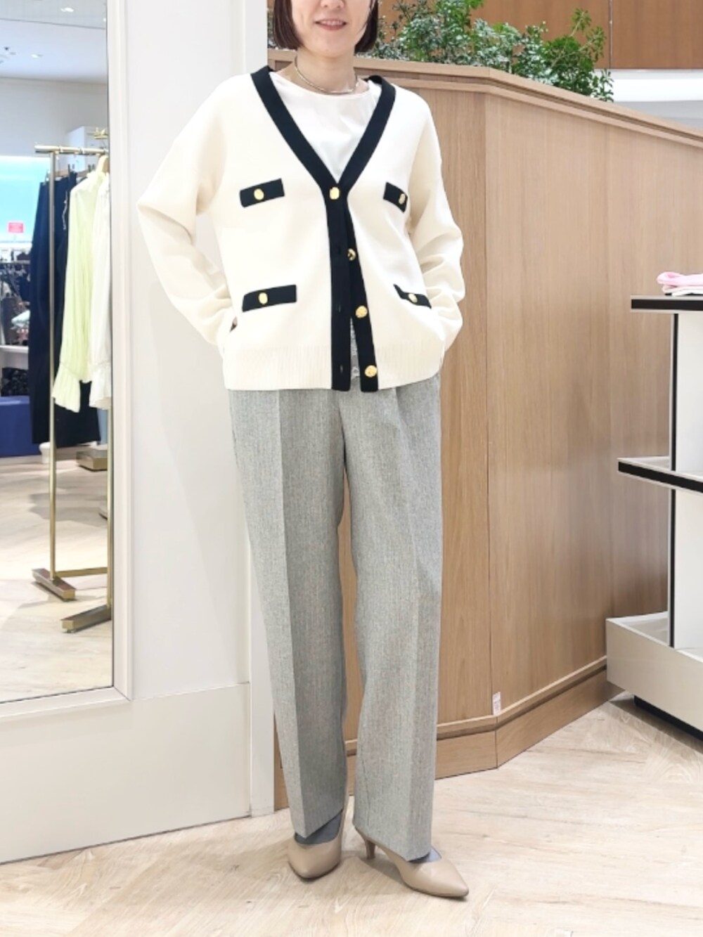 グレー系のその他パンツ、ホワイト系のシャツ/ブラウス、ホワイト系のカーディガン/ボレロを着用したレディースの冬コーディネートの6枚目の写真
