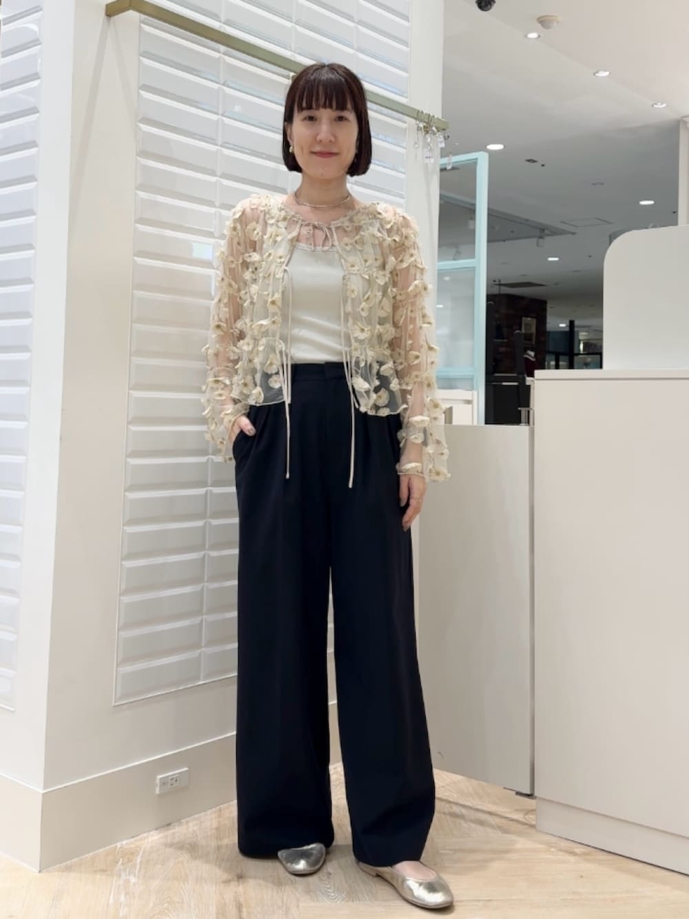 ブラウン系のショルダーバッグ、ホワイト系のシャツ/ブラウスを着用したレディースの秋コーディネートの9枚目の写真